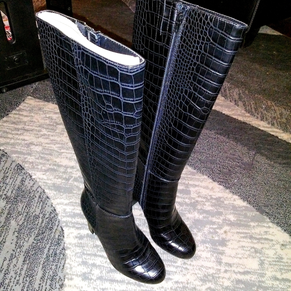 New in Box with tag black Alligator Boots